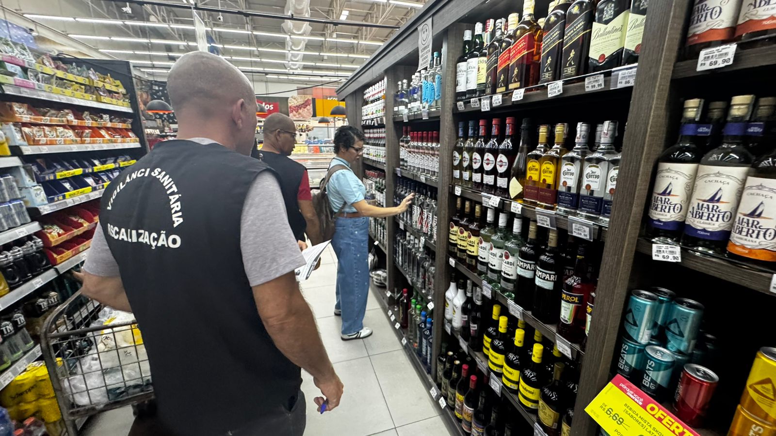 Prefeitura de Eunápolis realiza blitz educativa para prevenir consumo de bebidas alcoólicas clandestinas e proteger a população 7