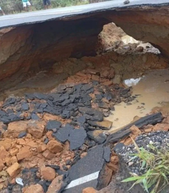 Após madrugada chuvosa, cratera se abre na BR-116 e rodovia é interditada 11