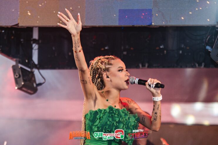 Anna Catarina agita o Arrocha Sueds Beach em Porto Seguro 545