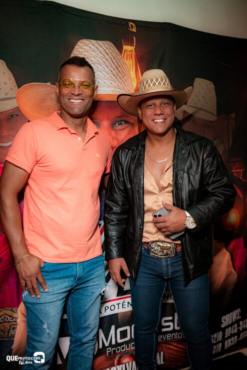 Vall Sylva agita a noite de sexta-feira na Ilha de Guriri com show inesquecível 80