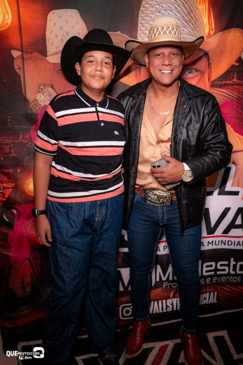 Vall Sylva agita a noite de sexta-feira na Ilha de Guriri com show inesquecível 101