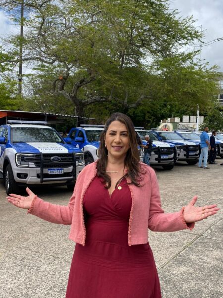 Deputada Cláudia Oliveira destina viatura para Eunápolis e reforça compromisso com a segurança pública Deputada Cláudia Oliveira destina viatura para Eunápolis e reforça compromisso com a segurança pública 10