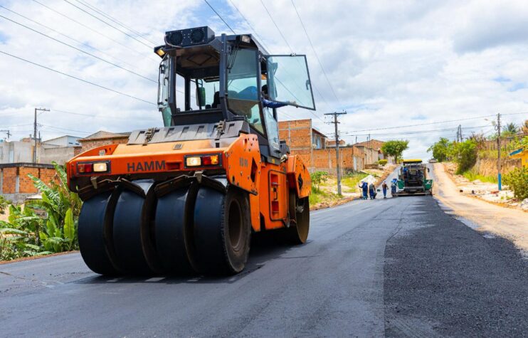 Prefeito Robério vistoria início da etapa final de pavimentação na Rua Adolpho Xavier 16