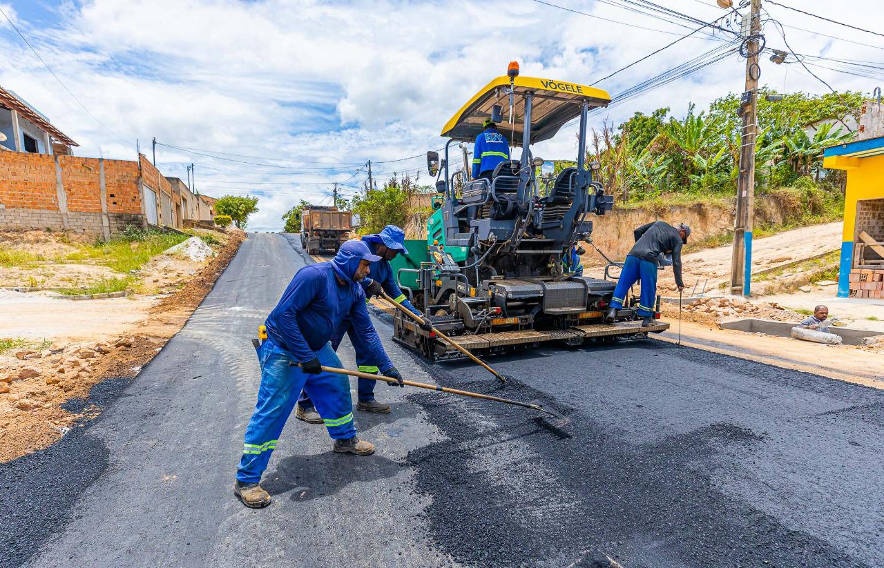 Prefeito Robério vistoria início da etapa final de pavimentação na Rua Adolpho Xavier 32