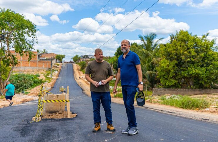 Prefeito Robério vistoria início da etapa final de pavimentação na Rua Adolpho Xavier 13