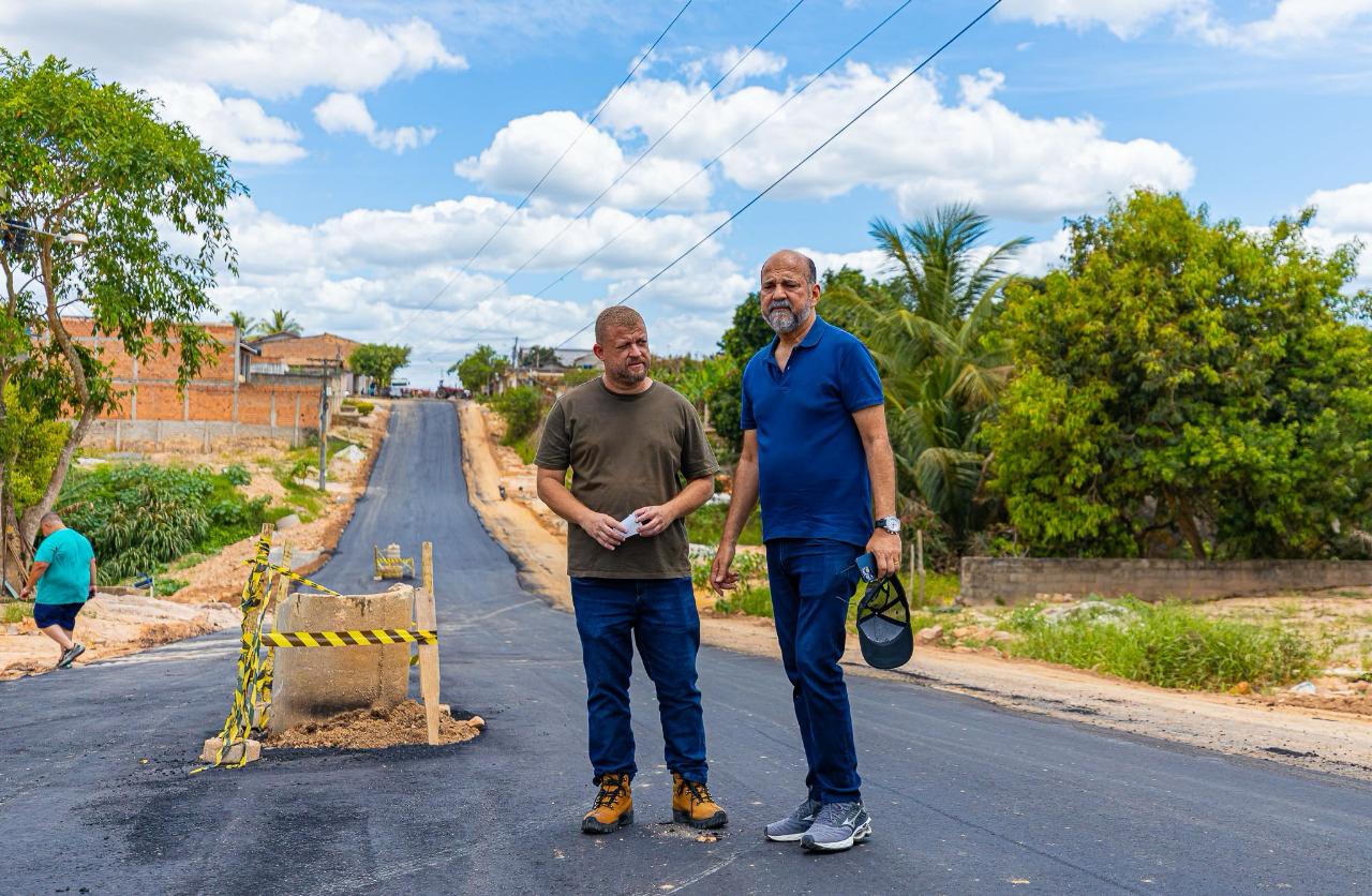 Prefeito Robério vistoria início da etapa final de pavimentação na Rua Adolpho Xavier 31