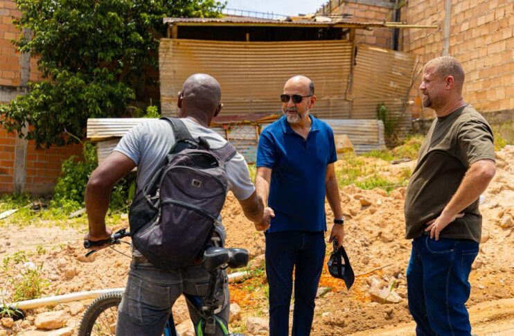 Prefeito Robério vistoria início da etapa final de pavimentação na Rua Adolpho Xavier 14