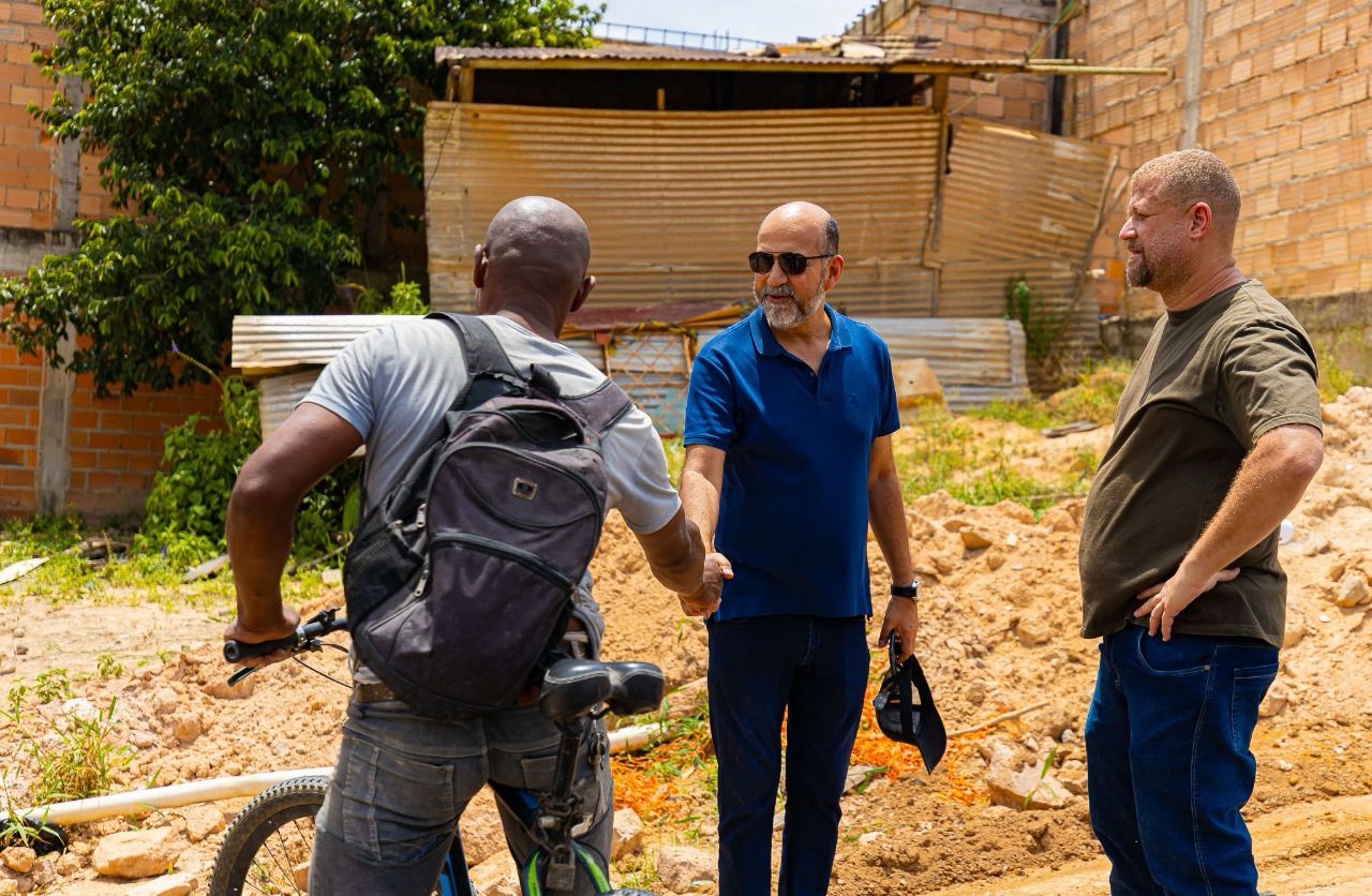 Prefeito Robério vistoria início da etapa final de pavimentação na Rua Adolpho Xavier 34