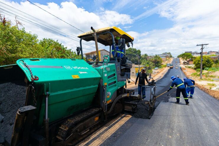 Prefeito Robério vistoria início da etapa final de pavimentação na Rua Adolpho Xavier 35