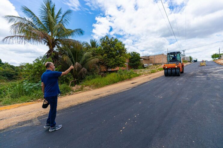 Prefeito Robério vistoria início da etapa final de pavimentação na Rua Adolpho Xavier 11