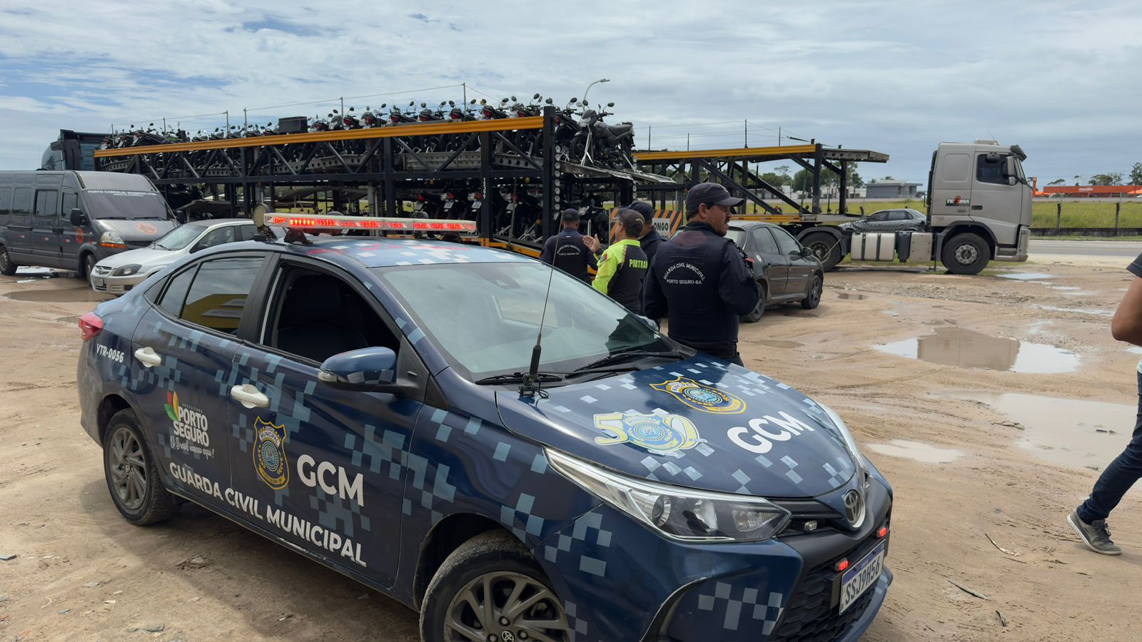 Chegada de carretas lotadas de veículos para locação reforça necessidade da cobrança de taxa ambiental em Porto Seguro 7