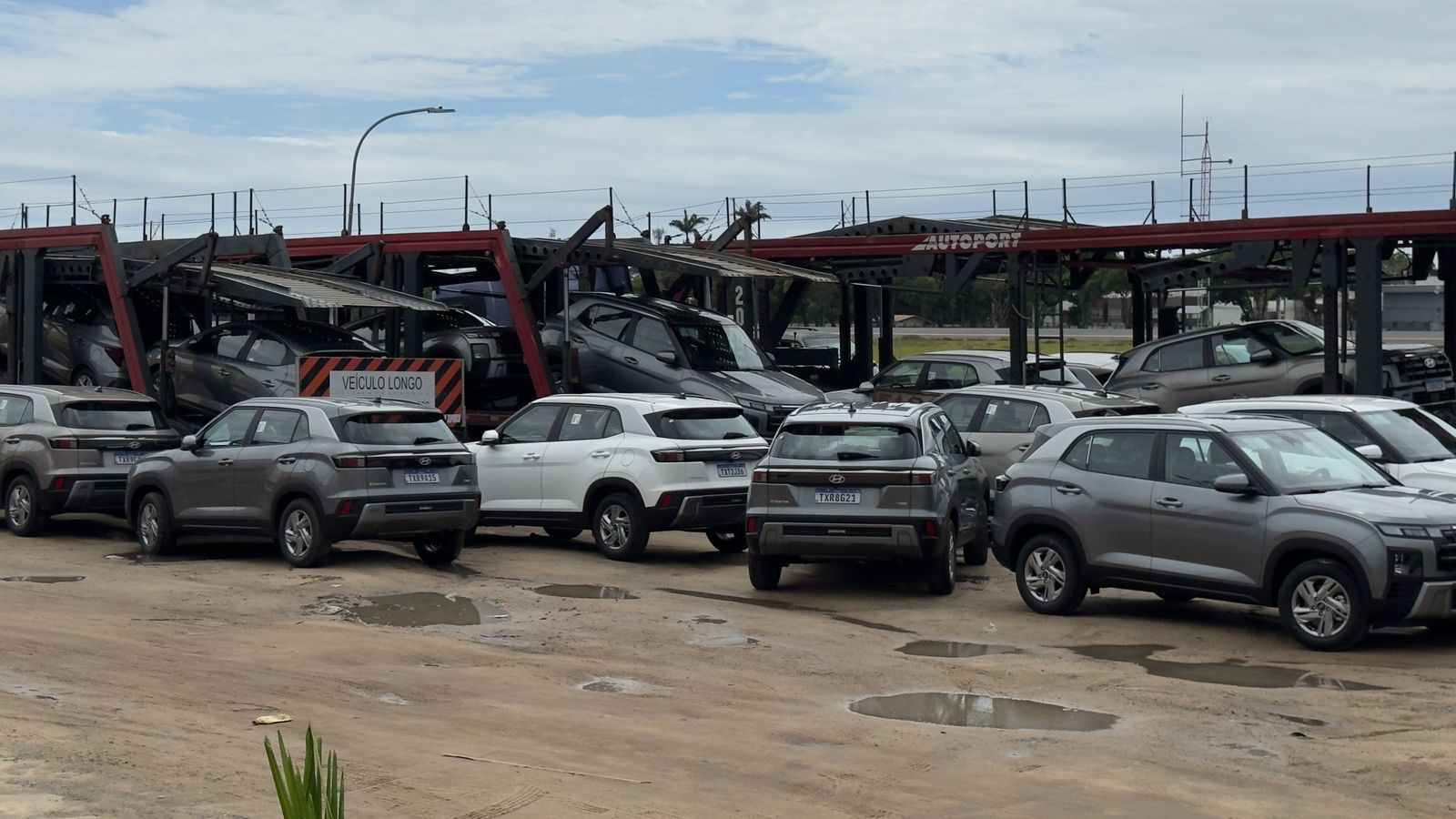 Chegada de carretas lotadas de veículos para locação reforça necessidade da cobrança de taxa ambiental em Porto Seguro 8