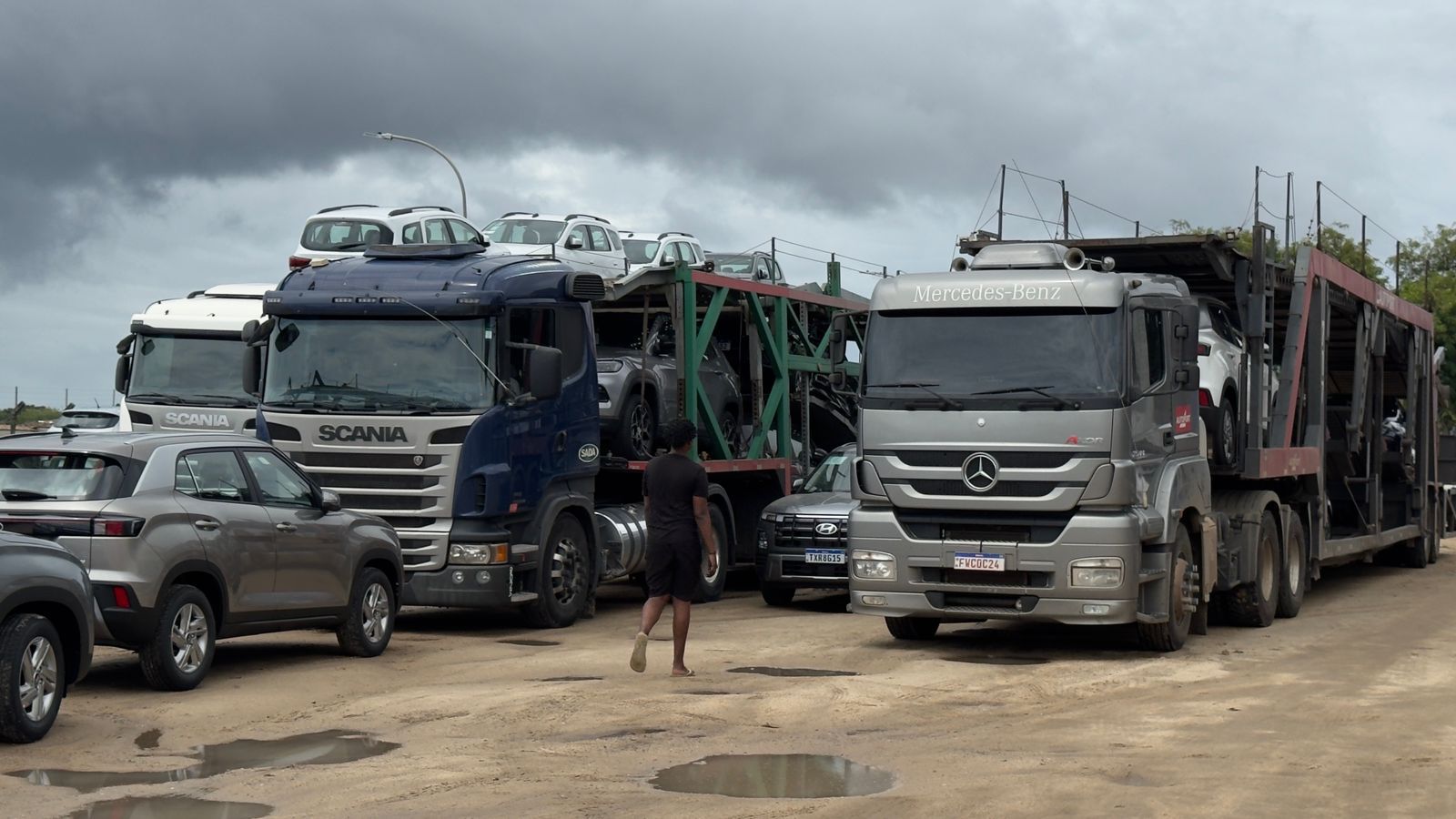 Chegada de carretas lotadas de veículos para locação reforça necessidade da cobrança de taxa ambiental em Porto Seguro 6