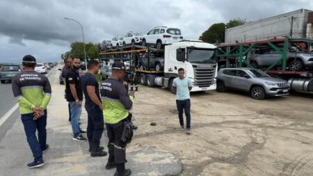 Chegada de carretas lotadas de veículos para locação reforça necessidade da cobrança de taxa ambiental em Porto Seguro 11