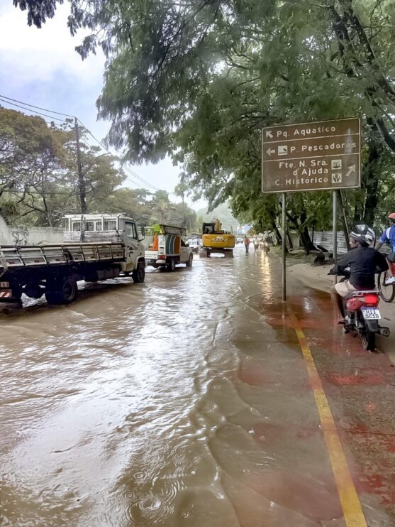 Prefeitura de Porto Seguro mobiliza equipes em regime de plantão após acúmulo de chuvas nas últimas horas 13