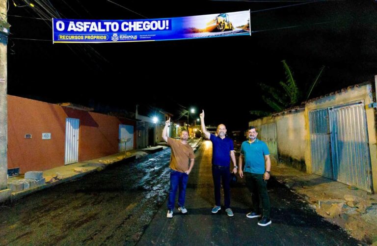 Obra da Prefeitura: moradores comemoram serviço de drenagem e asfalto na Rua Chade, em Eunápolis 120