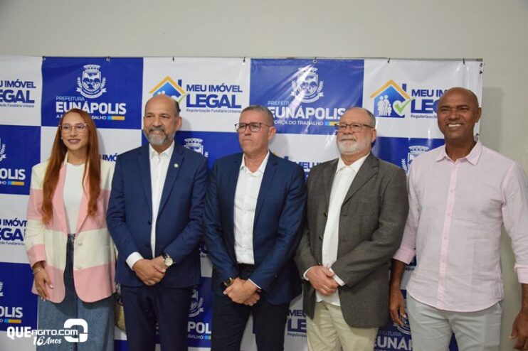 Prefeitura de Eunápolis entrega mais de 300 títulos de propriedade a famílias do município 12