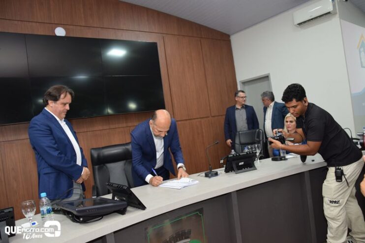 Prefeitura de Eunápolis entrega mais de 300 títulos de propriedade a famílias do município 38