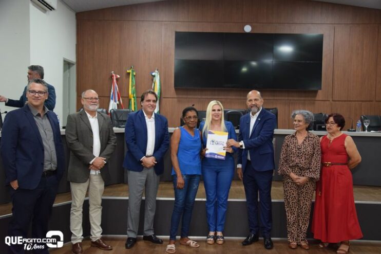 Prefeitura de Eunápolis entrega mais de 300 títulos de propriedade a famílias do município 56