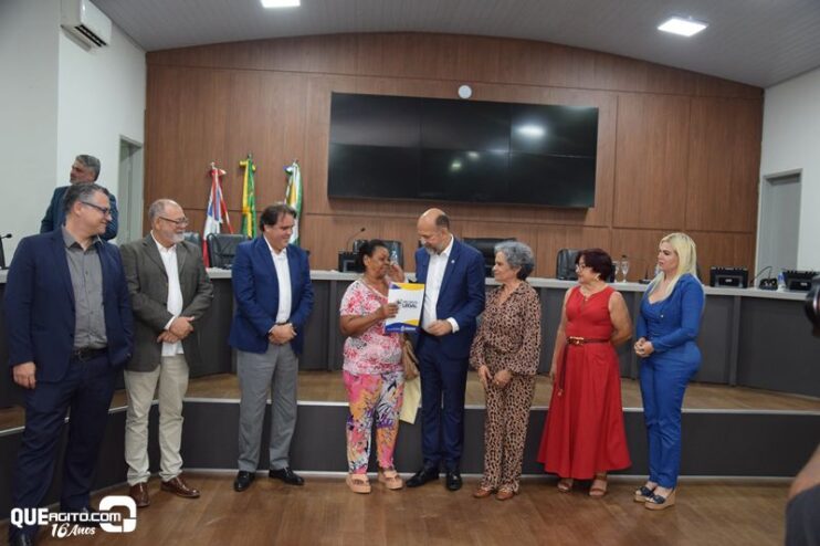 Prefeitura de Eunápolis entrega mais de 300 títulos de propriedade a famílias do município 57
