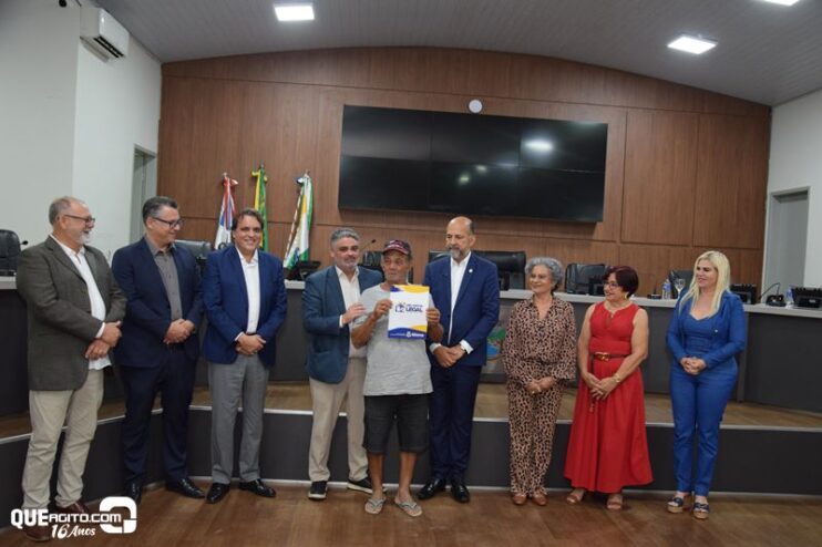 Prefeitura de Eunápolis entrega mais de 300 títulos de propriedade a famílias do município 59