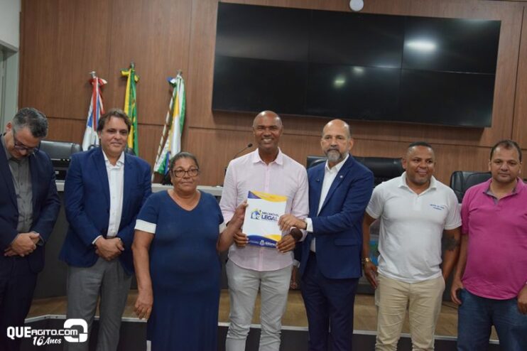Prefeitura de Eunápolis entrega mais de 300 títulos de propriedade a famílias do município 63