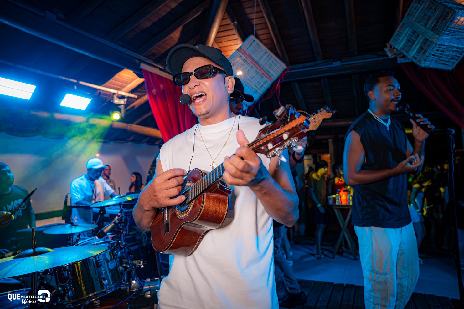 Lucas & Orelha levam público ao delírio na Área Beach 6