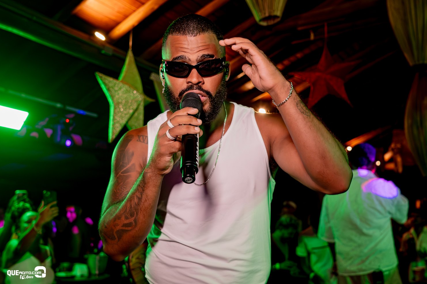 Lucas & Orelha levam público ao delírio na Área Beach 8