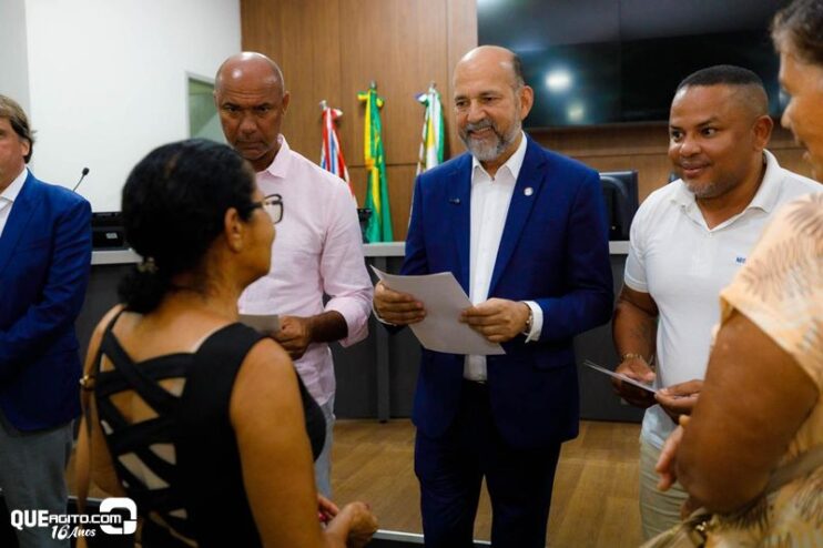 Prefeitura de Eunápolis entrega mais de 300 títulos de propriedade a famílias do município 78