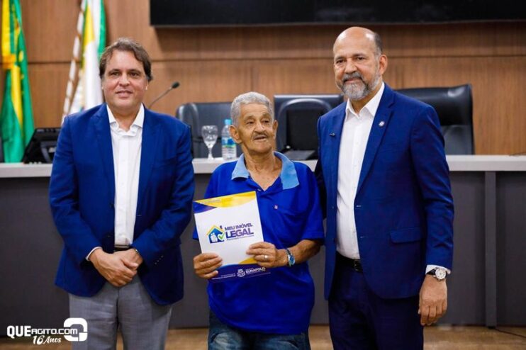 Prefeitura de Eunápolis entrega mais de 300 títulos de propriedade a famílias do município 80