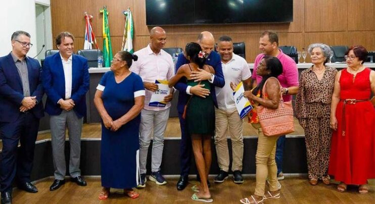 Prefeitura de Eunápolis entrega mais de 300 títulos de propriedade a famílias do município 72