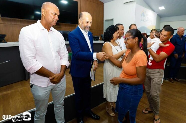 Prefeitura de Eunápolis entrega mais de 300 títulos de propriedade a famílias do município 73