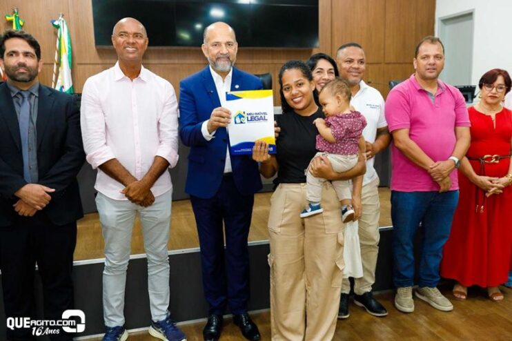 Prefeitura de Eunápolis entrega mais de 300 títulos de propriedade a famílias do município 76