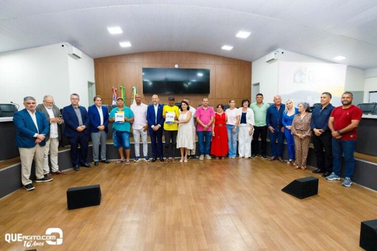 Prefeitura de Eunápolis entrega mais de 300 títulos de propriedade a famílias do município 77