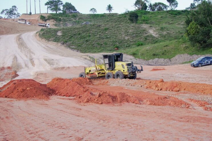 Imagem do WhatsApp de 2025-12-03 à(s) 22.14.38_6bc2cc69 Prefeito Jânio Natal vistoria obras da Ponte para o Litoral Sul ao lado de vice-prefeito Paulinho e autoridades municipais 23