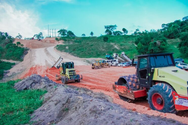 Imagem do WhatsApp de 2025-12-03 à(s) 22.14.40_4599f883 Prefeito Jânio Natal vistoria obras da Ponte para o Litoral Sul ao lado de vice-prefeito Paulinho e autoridades municipais 16