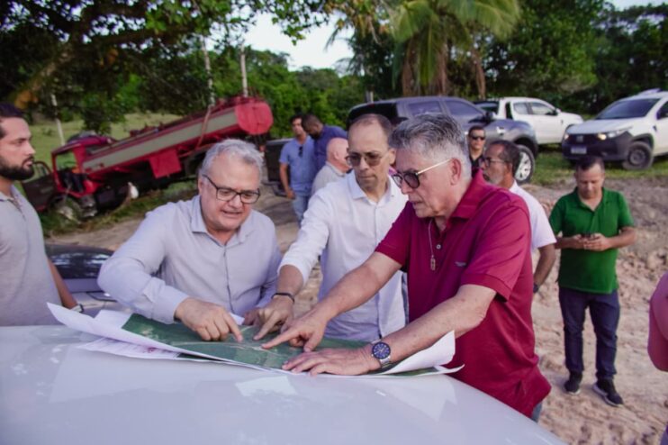 Imagem do WhatsApp de 2025-12-03 à(s) 22.14.40_b7a7e281 Prefeito Jânio Natal vistoria obras da Ponte para o Litoral Sul ao lado de vice-prefeito Paulinho e autoridades municipais 17