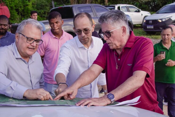 Imagem do WhatsApp de 2025-12-03 à(s) 22.14.41_ee78c421 Prefeito Jânio Natal vistoria obras da Ponte para o Litoral Sul ao lado de vice-prefeito Paulinho e autoridades municipais 11