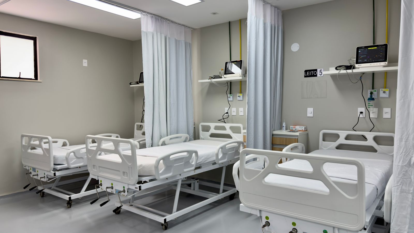 Prefeito Robério Oliveira entrega Nova Ala Vermelha do Hospital Geral de Eunápolis 13