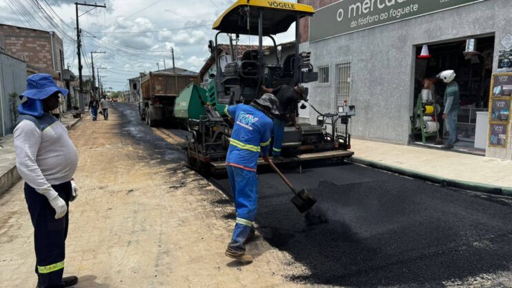 Obra da Prefeitura: moradores comemoram serviço de drenagem e asfalto na Rua Chade, em Eunápolis 11