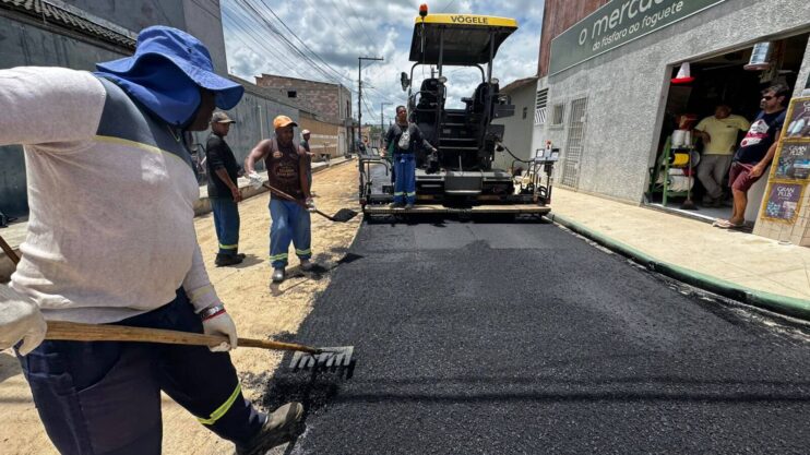 Obra da Prefeitura: moradores comemoram serviço de drenagem e asfalto na Rua Chade, em Eunápolis 14