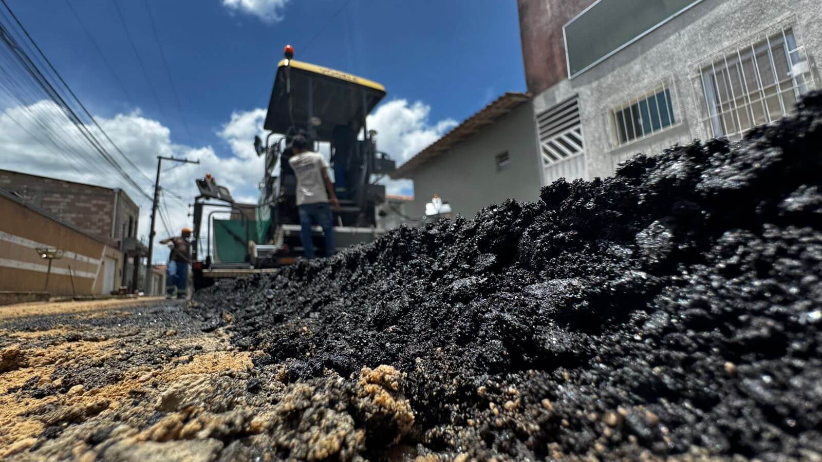 Obra da Prefeitura: moradores comemoram serviço de drenagem e asfalto na Rua Chade, em Eunápolis 6