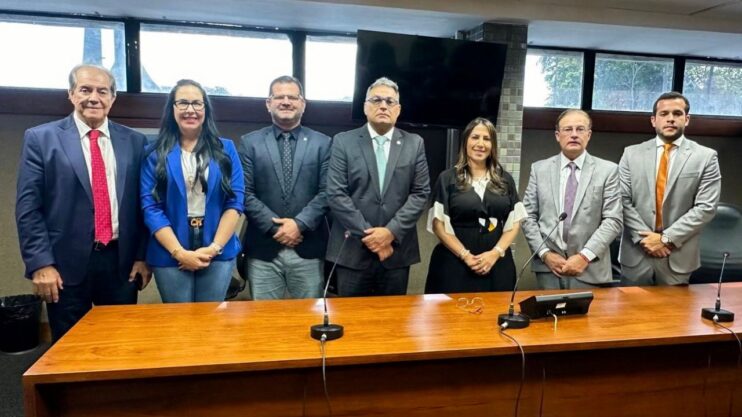 Deputada Cláudia Oliveira cria e assume presidência da Frente Parlamentar em Defesa da Pessoa com Deficiência na ALBA Deputada Cláudia Oliveira cria e assume presidência da Frente Parlamentar em Defesa da Pessoa com Deficiência na ALBA 4