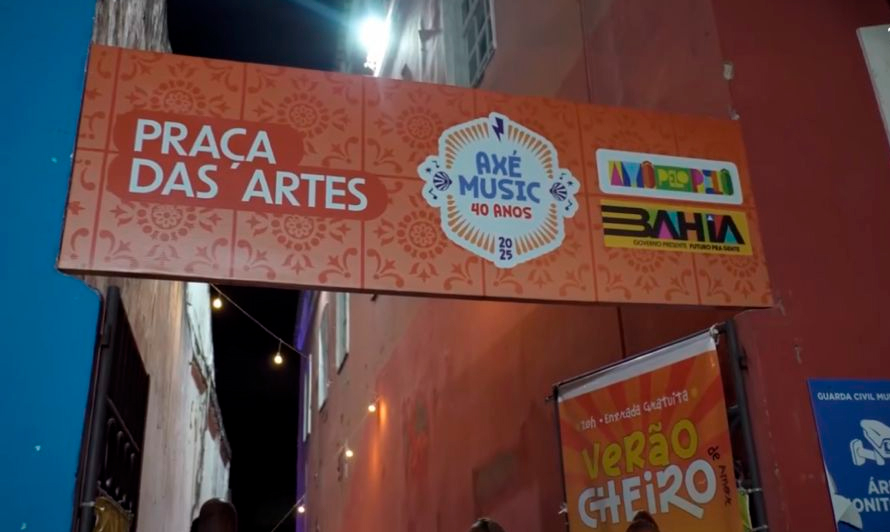 Cheiro de Amor leva foliões ao delírio em show realizado na Praça das Artes, em Salvador 43