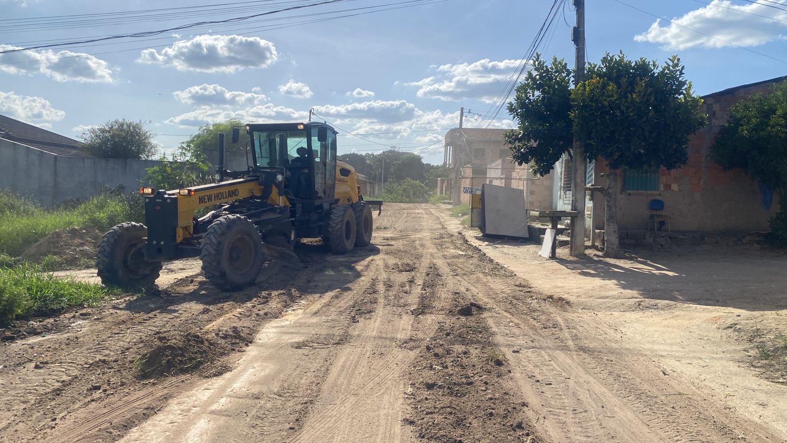 Com tempo firme, Prefeitura de Eunápolis intensifica operação Tapa-Buracos e patrolamento; pavimentações serão retomadas 7