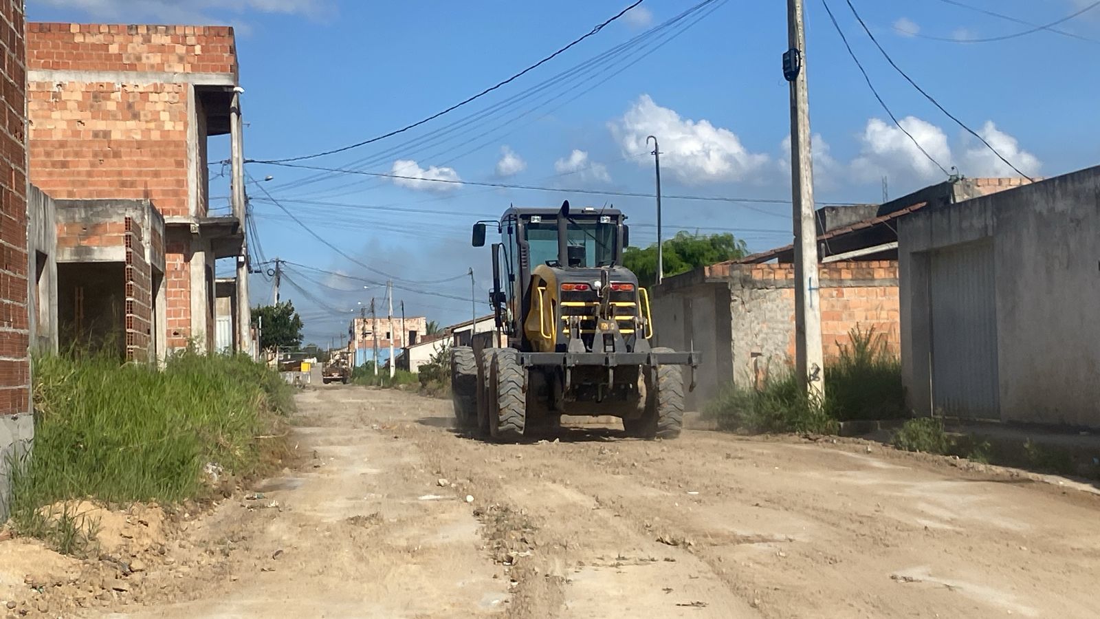 Com tempo firme, Prefeitura de Eunápolis intensifica operação Tapa-Buracos e patrolamento; pavimentações serão retomadas 6