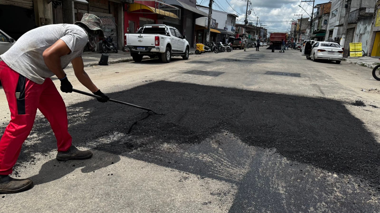 Com tempo firme, Prefeitura de Eunápolis intensifica operação Tapa-Buracos e patrolamento; pavimentações serão retomadas 5