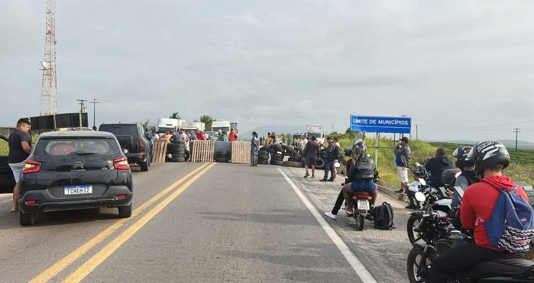 Caminhoneiros fecham BR-101 contra interdição da ponte do Rio Jequitinhonha 5