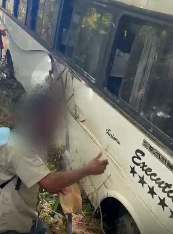Ônibus sai da pista e tomba em ribanceira na estrada de Trancoso 5