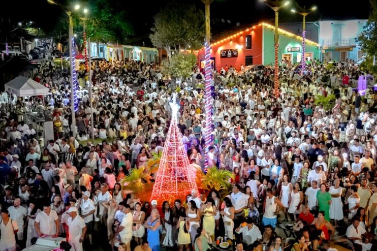 Chiclete com Banana comanda a virada e leva multidão à Passarela da Cultura em Porto Seguro 30